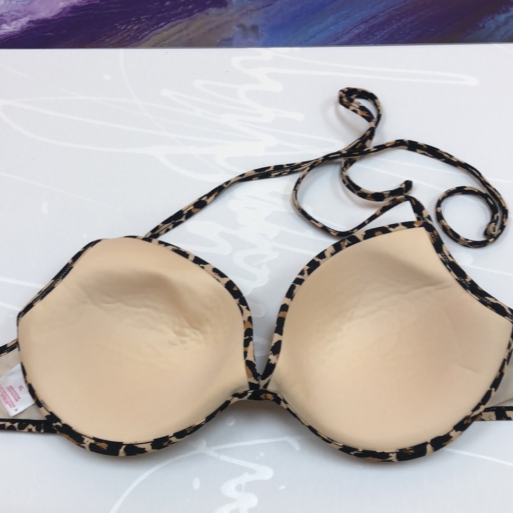 Cute leopard print bikini top, underwire & padding. Fits more like a large. - Picture 4 of 5